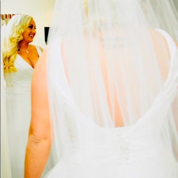 Only wore once in perfect condition comes with the vail if you want. - Picture 4 of 4